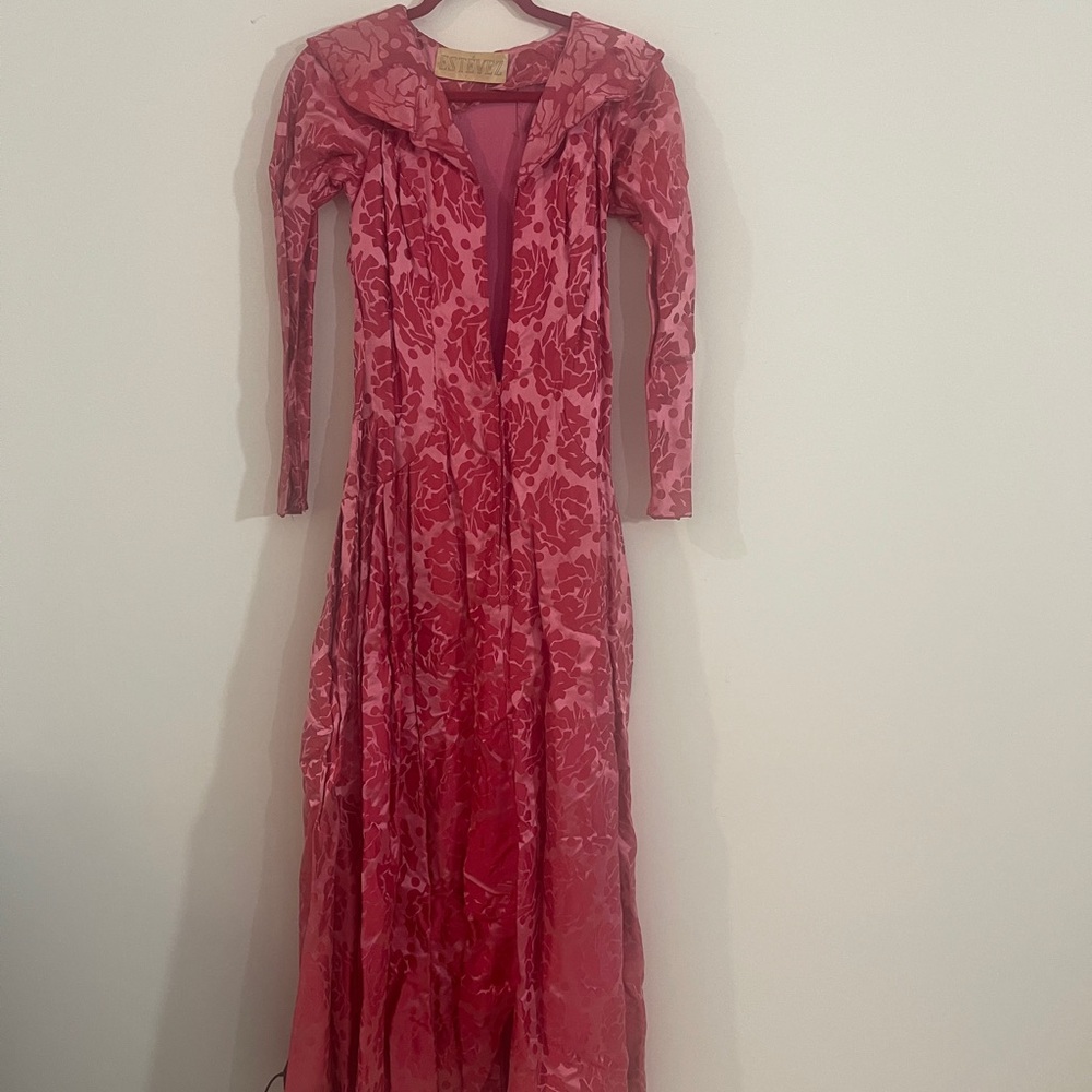 Vintage Estévez vivid rose hostess gown, Size Small. - Picture 4 of 13